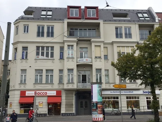 Pankow Altstadt, Neubau auf charmantem Altbau, 2 Zi.-Whg. mit großer Loggia, Aufzug, EBK — photo 1